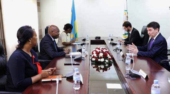 Perezida wa Sena y’u Rwanda yakiriye umusenateri wo mu Bufaransa