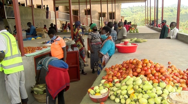 Abacururiza mu isoko rya Gikonko bishimiye isoko rya miliyoni 38 Frw ...