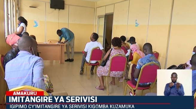 Bamwe mu baturage baravuga ko bakigorwa no kubona serivisi bakeneye mu ...