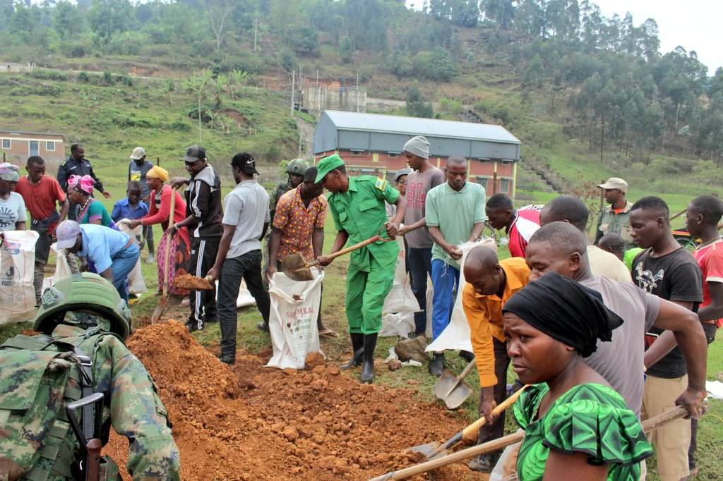 Hakozwe umuganda udasanzwe wo gukumira amazi y’umugezi wa Mukungwa